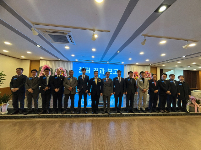 ▲ 홍천제조혁신융합회 창립 기념식이 15일 홍천K컨벤션에서 열렸다. 15개 회원사들이 인사를 하고 있다.
