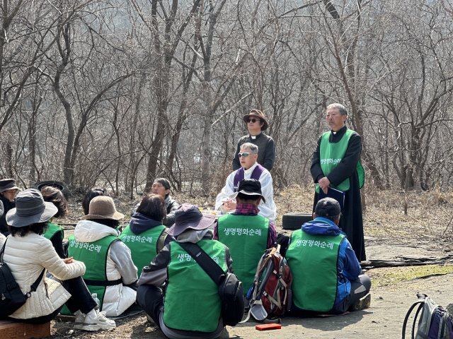 ▲ 김주영 춘천교구장은 지난 15일 양구 해안성당에서 인제 한국DMZ생명평화동산까지 이동하는 DMZ생명평화순례 강원 일정에 동참했다.