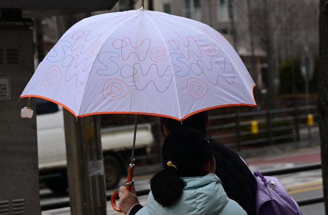 ▲ 봄을 재촉하는 비가 내린 지난 12일 춘천 장학리에서 우산을 쓴 모녀가 발길을 옮기고 있다. [강원도민일보 자료사진]