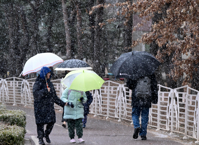 ▲ 눈이 내린 지난 7일 춘천 장학초등학교에서 학생들이 등교를 하고 있다. [강원도민일보 자료사진]