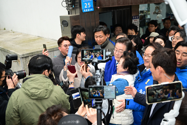 ▲ 더불어민주당 이재명 대표가 19일 춘천을 방문한 가운데 이 대표 주위로 구름인파가 몰려들고 있다. 김정호