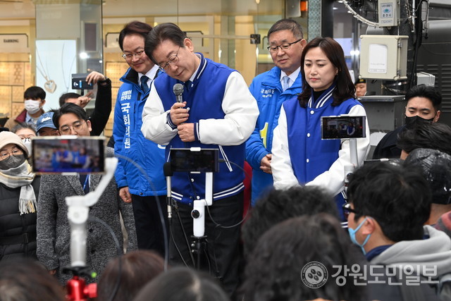 ▲ 19일 이재명 더불어민주당 대표가 춘천을 방문해 명동 거리에서 기자회견을 하고 있다. 유희태