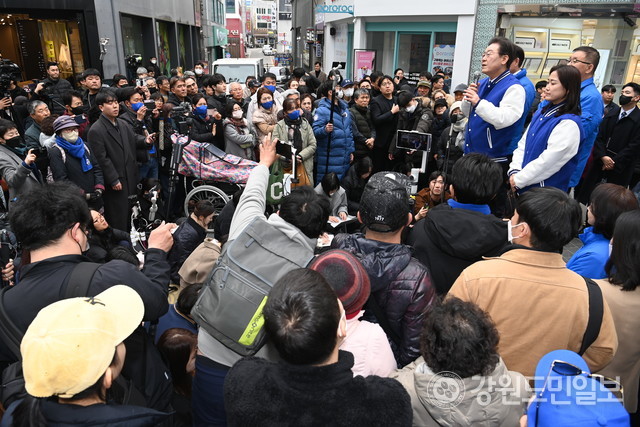 ▲ 19일 이재명 더불어민주당 대표가 춘천을 방문해 명동 거리에서 기자회견을 하고 있다. 유희태