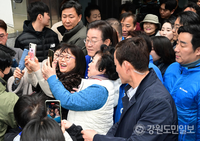 ▲ 19일 춘천을 찾은 이재명 더불어민주당 대표가 지지자들과 사진을 찍고 있다. 김정호