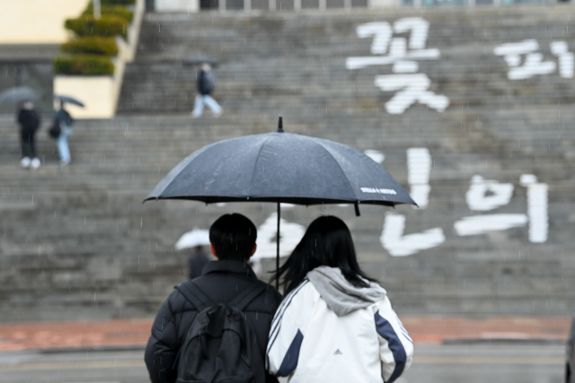 ▲ 도내 대부분 지역에 비가 내린 19일 강원대학교 춘천캠퍼스에서 학생들이 우산을 쓰고 이동하고 있다. 유희태