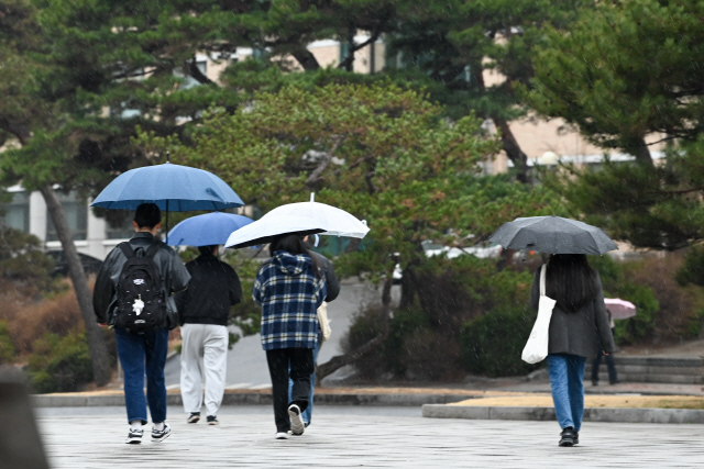 ▲ 도내 대부분 지역에 비가 내린 지난 19일 강원대학교 춘천캠퍼스에서 학생들이 우산을 쓰고 이동하고 있다. 유희태