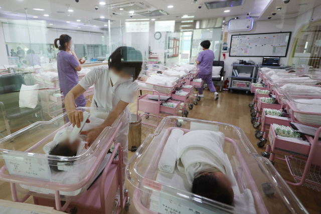 ▲ 서울 시내 한 산후조리원 신생아실에서 간호사 등 관계자들이 신생아들을 돌보고 있다.[공동취재]