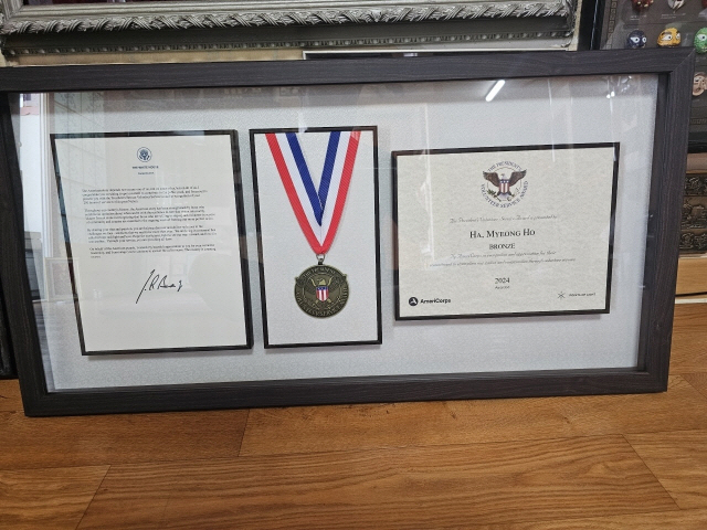 ▲ 하명호 국제로타리 3730지구 총재가 조 바이든 미국 대통령으로부터 자원봉사상 동상을 수상했다.