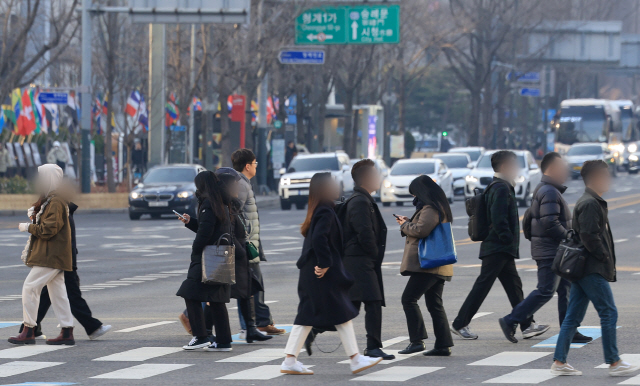 ▲ 지난 8일 오전 서울 광화문네거리에서 시민들이 횡단보도를 건너고 있다. [연합뉴스 자료사진]