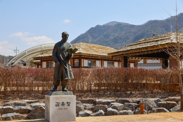 ▲ 작가 김유정의 동상이 서 있는 김유정 문학촌