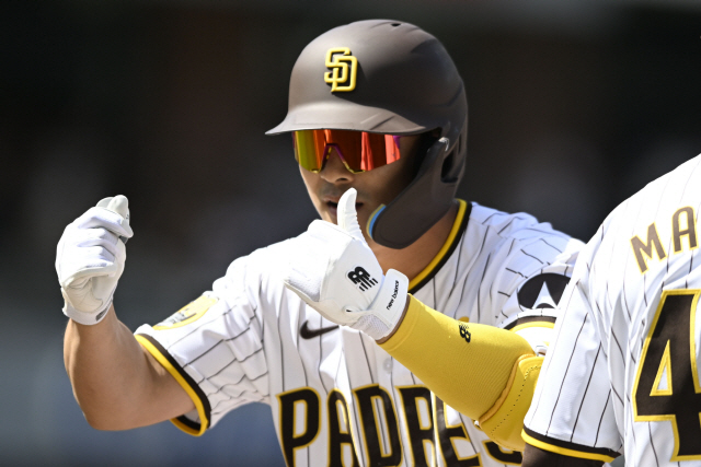 ▲ San Diego Padres shortstop Ha-Seong Kim (7) gestures after hitting a single during the fifth inning of an opening day baseball game against San Francisco Giants, Thursday, March 28, 2024, in San Diego. (AP Photo/Denis Poroy)



<All rights reserved by Yonhap News Agency>