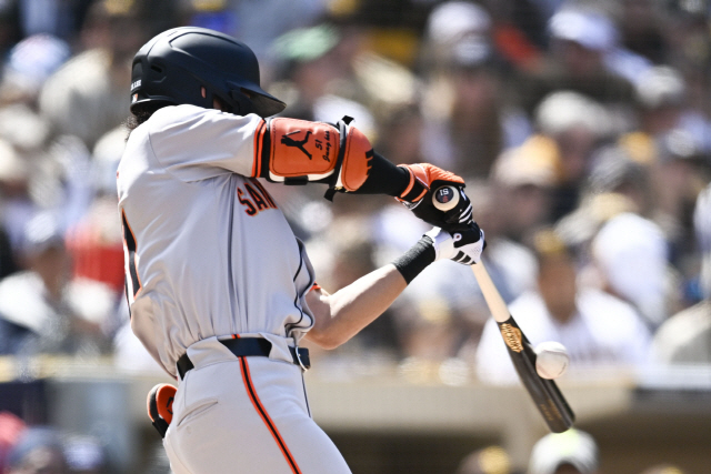 ▲ San Francisco Giants‘ Jung Hoo Lee (51) hits a single during the fifth inning of an opening day baseball game against San Diego Padres, Thursday, March 28, 2024, in San Diego. (AP Photo/Denis Poroy)



<All rights reserved by Yonhap News Agency>
