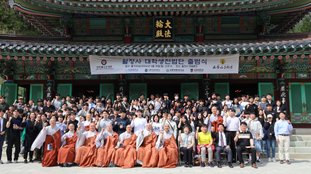 ▲ 대한불교 조계종 4교구 본사 월정사와 오대산생명문화원(원장 현기스님)은 28일 경내 대법륜전에서 ‘월정사 대학생전법단’ 출범식을 가졌다.