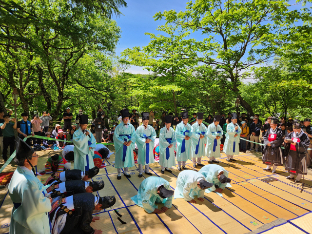 ▲ 강릉단오제의 핵심 지정문화재 행사인 ‘대관령 산신제 및 국사성황제’가 22일 산신각과 성황사에서 각각 거행됐다.