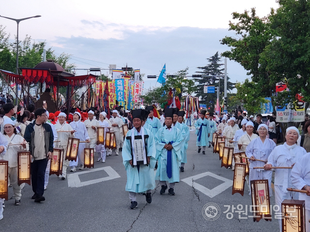 ▲ 강릉단오제 영신행차가 8일 신목을 앞세우고 국사여성황사를 출발해 중앙로~ 성내광장~남대천 단오장으로 이어지는 긴 행렬로 축제 분위기를 더하고 있다. 이연제