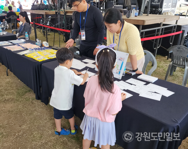 ▲ 지난 7일 강릉단오제 수리마당에서 열린 그날을 기억하며 행사에서 어린이들이 독립유공자·참전유공자에게 감사편지 쓰기 체험을 하고 있는 모습.황선우