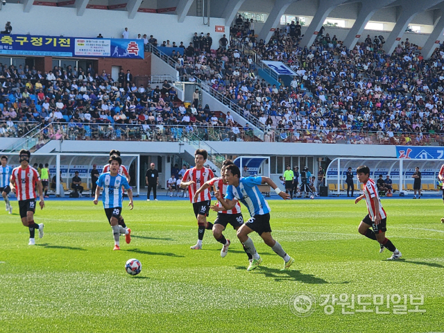 ▲ 강릉제일고와 강릉중앙고 간의 2024 강릉단오제 정기전이 9일 강릉종합운동장에서 양교 동문, 학생 등 1만여명이 참석한 가운데 열렸다. 축구 경기 모습. 황선우