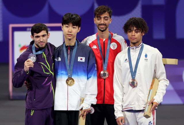 ▲ 7일(현지시간) 프랑스 파리 그랑팔레 태권도경기장에서 열린 2024 파리올림픽 태권도 남자 58kg급 결승전에서 한국 박태준이 아제르바이잔의 가심 마고메도프에게 승리해 금메달을 따낸 뒤 열린 시상식에서 기념촬영을 하고 있다. 연합뉴스