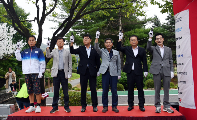 ▲ 2024 Tour de DMZ 양구평화그란폰도 자전거대회가 지난 7일 양구국민체육센터에서열려 김중석 강원도민일보 회장, 박형철 강원도 정책기획관, 서흥원 양구군수, 정창수 양구군의회의장, 김정미·김선묵·김기철 양구군의원, 이태곤 대한자전거연맹 생활체육위원장이 출발을 알리는 시총을 하고 있다. 서영