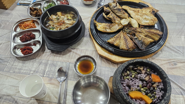 [경제단체장의 맛집로드] “날씨·계절 따라 제철생선 숯불로 구워 미식 완성”