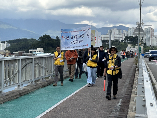 ▲ 천주교 춘천교구(교구장 김주영)는 9일 양양성당에서 ‘제16회 38선 티모테오길 도보 순례’ 행사를 열었다. 한국전쟁 도중 순교한 이광재 티모테오 신부를 기리기 위한 행사이며 이날 1400명의 신자가 순례에 참여했다.