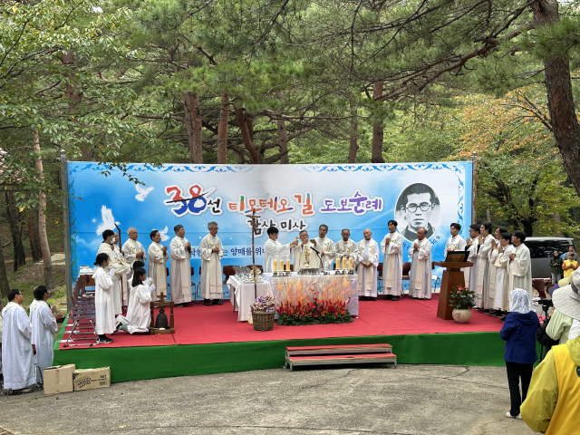 ▲ 천주교 춘천교구(교구장 김주영)는 9일 양양성당에서 ‘제16회 38선 티모테오길 도보 순례’ 행사를 열었다. 한국전쟁 도중 순교한 이광재 티모테오 신부를 기리기 위한 행사이며 이날 1400명의 신자가 순례에 참여했다.