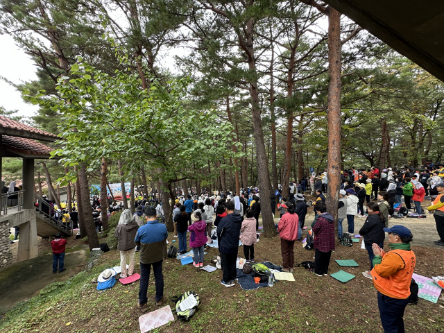 ▲ 천주교 춘천교구(교구장 김주영)는 9일 양양성당에서 ‘제16회 38선 티모테오길 도보 순례’ 행사를 열었다. 한국전쟁 도중 순교한 이광재 티모테오 신부를 기리기 위한 행사이며 이날 1400명의 신자가 순례에 참여했다.