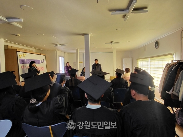▲ 강원이주여성상담소(소장 탁운우)가 운영하는  한글·한국어 교육 프로그램 ‘날아올라 일요한글’ 수료식이 24일 상담소에서 열려 25명의 4기 수료생을 배출했다.