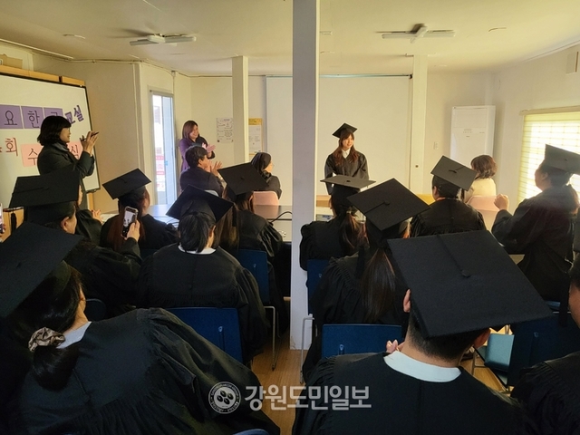 ▲ 강원이주여성상담소(소장 탁운우)가 운영하는 한글·한국어 교육 프로그램 ‘날아올라 일요한글’ 수료식이 24일 상담소에서 열려 25명의 4기 수료생을 배출했다. 이혜옥씨가 수료생 대표로 소감을 전하고 있다.
