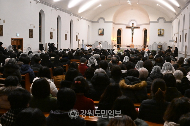 ▲ 천주교 정의평화위원회가 주관한 ‘이 땅의 정의와 평화를 위한 시국미사’가 13일 오후 7시 죽림동 성당에서 열렸다.