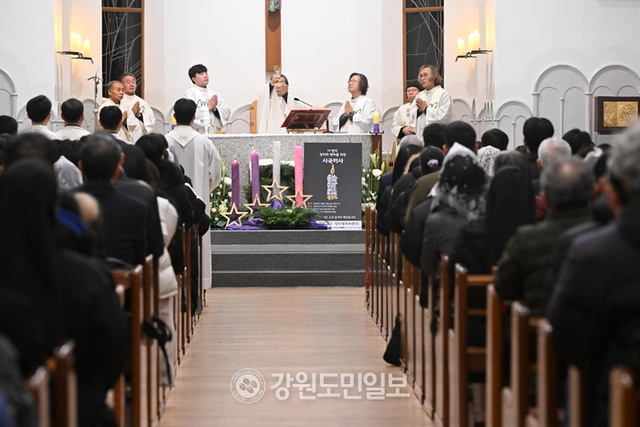 ▲ 천주교 정의평화위원회가 주관한 ‘이 땅의 정의와 평화를 위한 시국미사’가 13일 오후 7시 죽림동 성당에서 열렸다. 김정호
