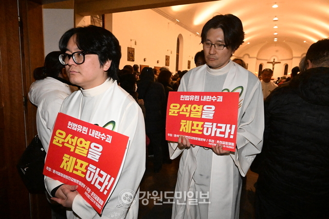▲ 천주교 정의평화위원회가 주관한 ‘이 땅의 정의와 평화를 위한 시국미사’와 행진이 13일 오후 7시 춘천 죽림동 성당에서 열렸다. 김정호
