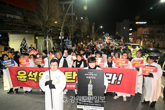▲ 천주교 정의평화위원회가 주관한 ‘이 땅의 정의와 평화를 위한 시국미사’와 행진이 13일 오후 7시 춘천 죽림동 성당에서 열렸다. 김정호
