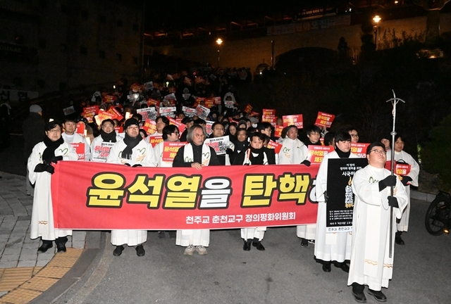 ▲ 천주교 정의평화위원회가 주관한 ‘이 땅의 정의와 평화를 위한 시국미사’와 행진이 13일 오후 7시 춘천 죽림동 성당에서 열렸다.
