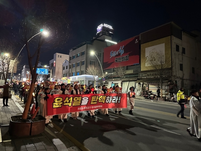▲ 천주교 정의평화위원회가 주관한 ‘이 땅의 정의와 평화를 위한 시국미사’가 13일 오후 7시 춘천 죽림동 성당에서 열렸다. 미사 후 국민의힘 도당까지 윤석열 대통령 탄핵을 촉구하는 거리 행진이 이어졌다.