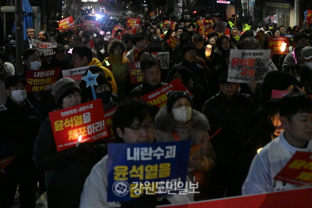 ▲ 천주교 정의평화위원회가 주관한 ‘이 땅의 정의와 평화를 위한 시국미사’가 13일 춘천 죽림동 성당에서 열린 후 국민의힘 강원도당까지 행진이 이어졌다. 김정호