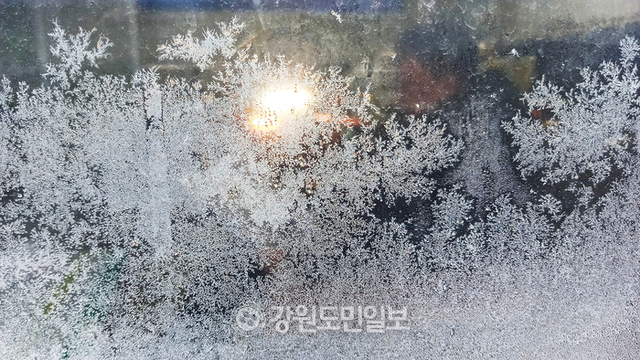 철원 강추위에 유리창 성에 꽁꽁