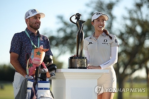 ▲ 캐디와 함께 우승 트로피 옆에서 기뻐하는 노예림. [AFP/게티이미지=연합뉴스]