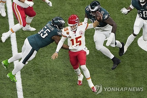 ▲ 필라델피아 수비에 가로막힌 캔자스시티 패트릭 머홈스 [AP=연합뉴스]