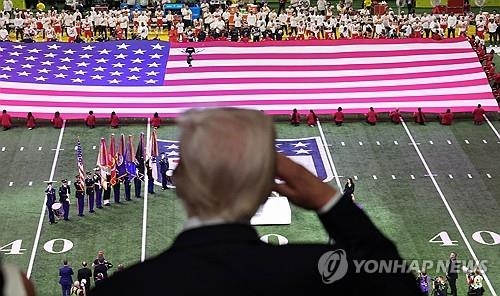 ▲ (뉴올리언스 로이터=연합뉴스) 도널드 트럼프 미국 대통령이 9일(현지시간) 루이지애나주 뉴올리언스 시저스 슈퍼돔에서 열린 캔자스시티 치프스와 필라델피아 이글스 간의 제59회 슈퍼볼 경기에서 애국가 연주 중 경례하고 있다. 2025.2.9