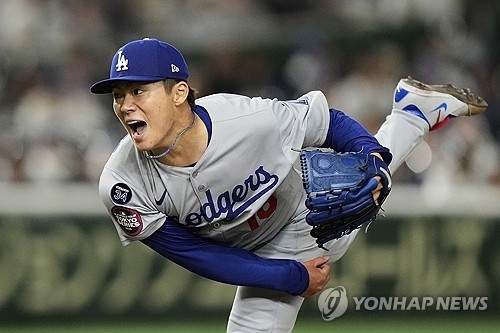 ▲ (도쿄 AP=연합뉴스) 다저스의 야마모토가 18일 일본 도쿄돔에서 열린 2025 메이저리그 도쿄 개막전 컵스와 경기에 선발 등판해 역투하고 있다.