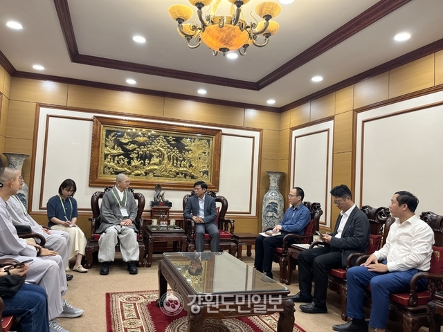 ▲ 조계종 제4교구 본사 월정사의 산하단체인 (사)문수청소년회와 오대산자연명상마을이 공동 주최하는 ‘2025 한베 청소년 글로벌 리더쉽 명상회’와 ‘2025 동아시아 청소년 동계명상대회’의 홍보를 위해 베트남을 방문한 준비위원회는 지난 25일 베트남 국립 하노이 인문사회과학대학을 방문, 호앙 안 투안(Hoang Anh Tuan) 총장을 예방하고 한베 대학생 간 교류를 위한 협력을 확대해 나가기로 했다. 월정사 제공.