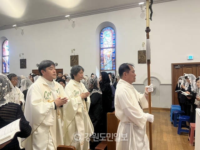 ▲ 25일 춘천 죽림동 주교좌성당에서 프란치스코 교황 추모미사가 열렸다. 이채윤