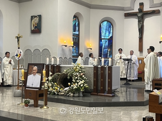 ▲ 25일 춘천 죽림동 성당에서 프란치스코 교황 추모미사가 열린 가운데 김주영 춘천교구장이 미사를 주례하고 있다. 이채윤