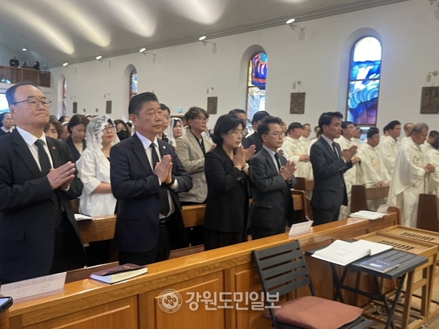 ▲ 25일 춘천 죽림동 성당에서 열린 프란치스코 교황 추모 미사에 김진태 강원도지사, 육동한 춘천시장, 김진호 춘천시의장이 참석해 교황의 안식을 기도하고 있다. 이채윤