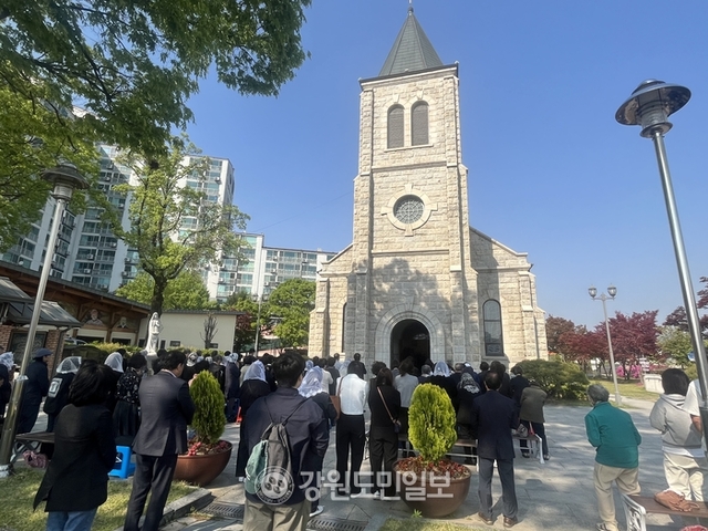 ▲ 25일 춘천 죽림동 성당에서 프란치스코 교황 추모 미사가 열린 가운데, 성당 바깥에 모인 신자들이 교황의 안식을 위해 기도하고 있다.이채윤