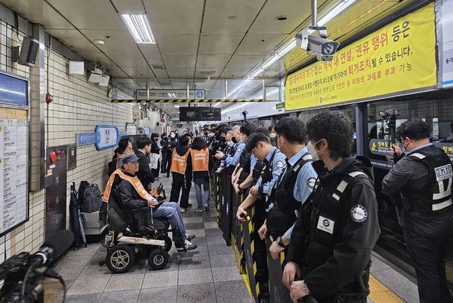 ▲ 전국장애인차별철폐연대(전장연) 회원들이 지난달 22일 서울 혜화역 승강장에서 선전전을 준비하고 있다. 이날 전장연은 지하철 당국에 의해 강제 퇴거당했다. 연합뉴스