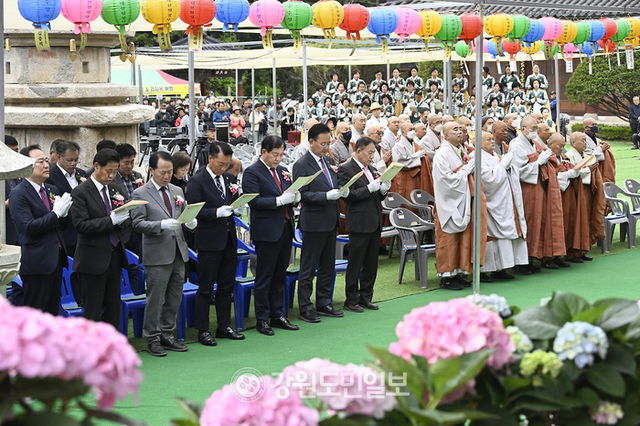 ▲ 조계종 제4교구 본사 오대산 월정사의 불기 2569년 부처님 오신 날 봉축법요식이 5일 오전 월정사 대적광전 앞 특설무대에서 퇴우 정념 주지스님과 월정사 스님, 고광록 조계종 제4교구 신도회장, 유상범 국회의원, 심재국 군수, 남진삼 군의장과 군의원, 최종수·지광천 도의원, 조정래 작가, 지역의 각급 기관 단체장과 월정사 신자, 주민 등 1000여명이 참석한 가운데 열렸다.  신현태