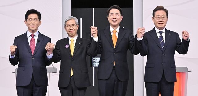 ▲ 국민의힘 김문수(왼쪽부터)·민주노동당 권영국·개혁신당 이준석·더불어민주당 이재명 대선후보가 18일 서울 마포구 상암동 SBS 프리즘센터 스튜디오에서 열린 제21대 대선 1차 후보자 토론회 시작에 앞서 기념촬영을 하고 있다.  연합뉴스