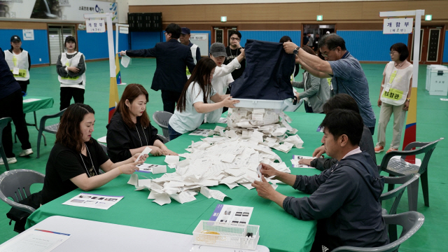 ▲ 지난 3일 양구문화체육관에 마련된 개표소에서 개표 사무원들이 개표를 실시하고 있다.  박재혁 기자